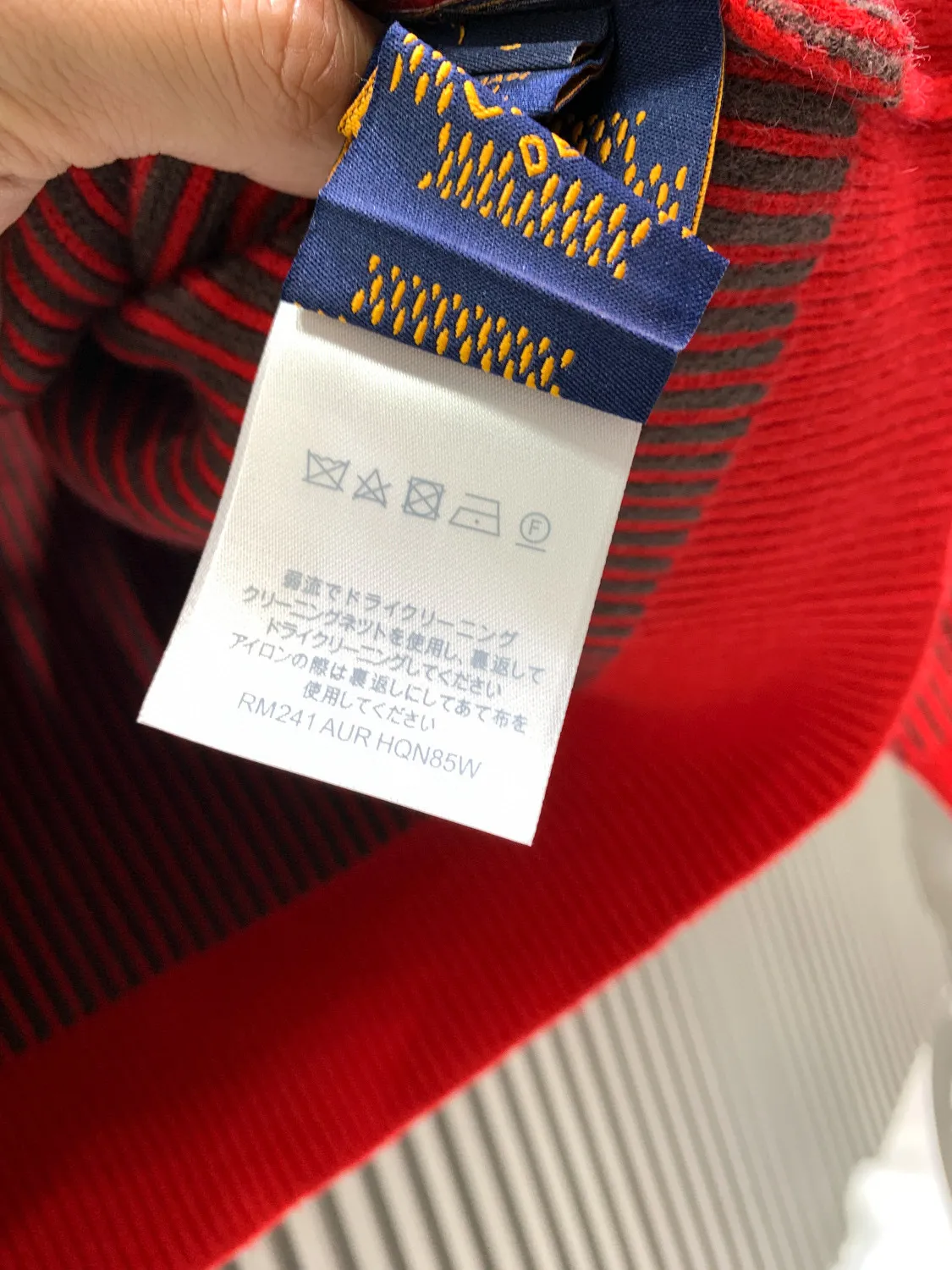 🅿️520 🀄️ Louis Vuitton LOUIS VUITT* New Year's model Louis Vuitton Fall collection winter focus series 1V Decoration and left cuff Park Seo Bo label with clean strokes Standard fit Left pocket embellished with 1V metallic pearlescent buttons Top button with 1V logo Embellished on the left cuff Park Seo Bo label Corduroy-effect striped jacquard pays homage to the artist’s paintings Ribbed collar and front rib Ribbed cuffs and hem front pockets